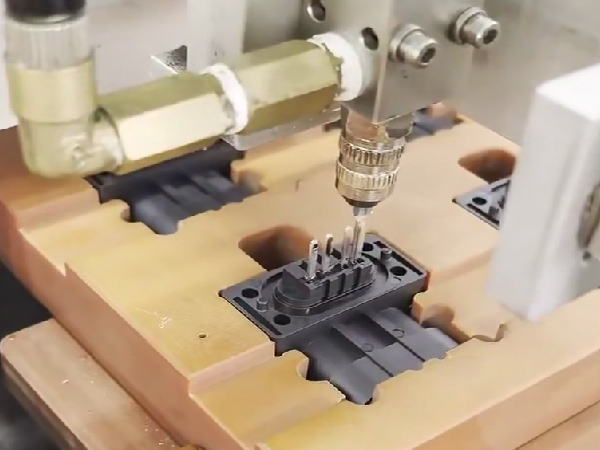 航空插座连接器用胶案例